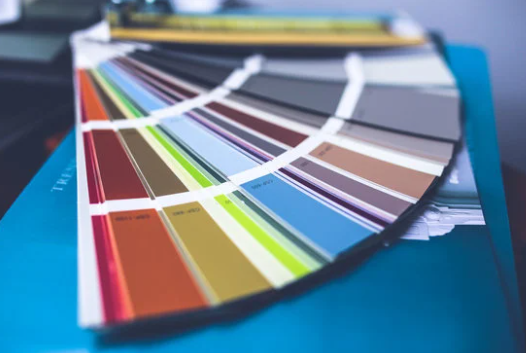 Cómo gestionar el diseño con éxito usando colores neón y modernos